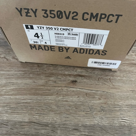 Yeezy 350 V2 - Picture 3 of 6